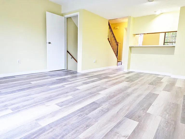 534 E Graham Pl — Photo 4