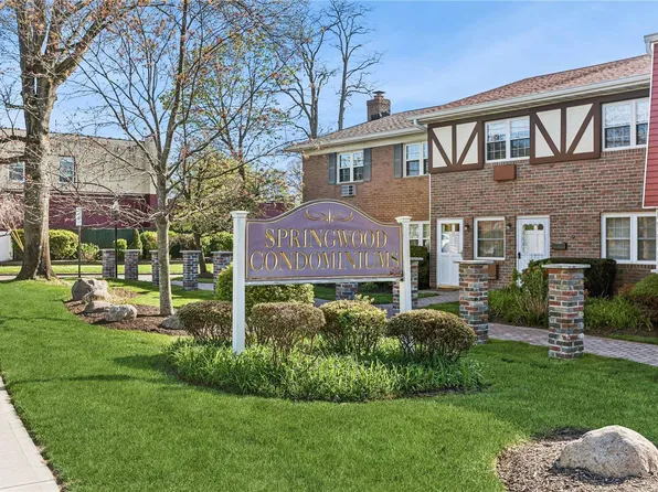 20 Springwood Drive #20, North Babylon, NY 11703