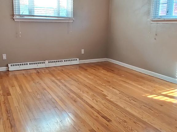 4th image of 670 Warren Ave