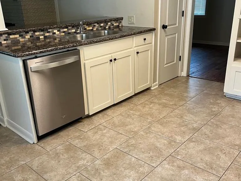 535 Milam Dr — Photo 6