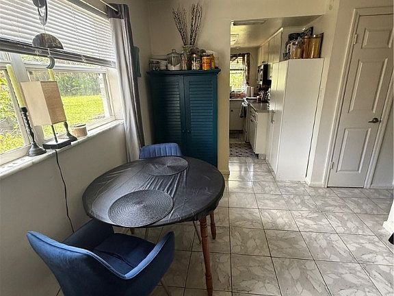 4th image of 827 Courtington Ln #1