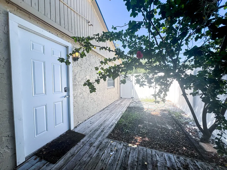 Private entrance with courtyard
