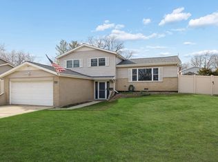 6922 Sierra Dr, Darien, IL 60561