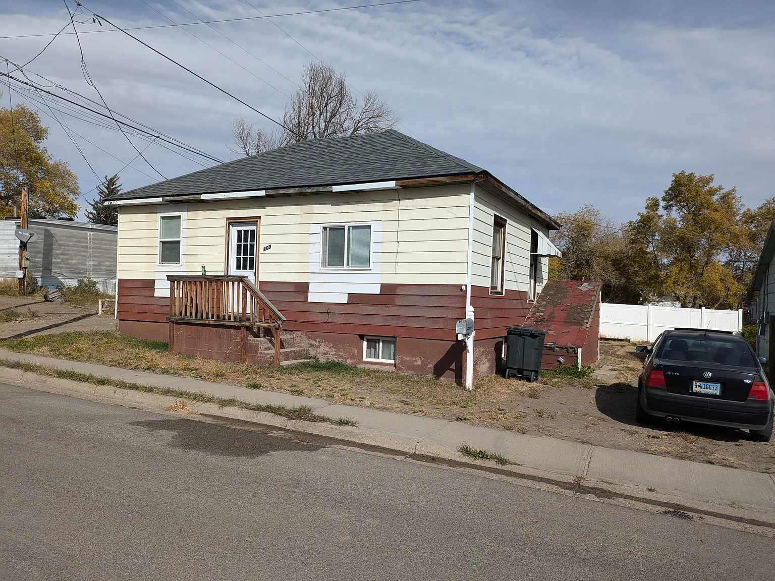 3 bed, 1.5 bath, 1320 sqft, $900 — Photo 1