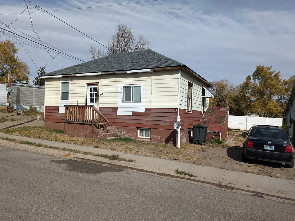 109 S 8th St