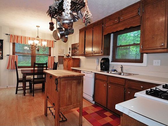 3rd image of 6628 Brynhurst Dr