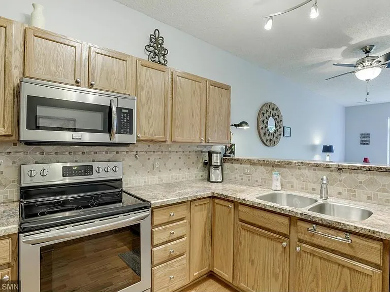 651 Providence Dr — Photo 2