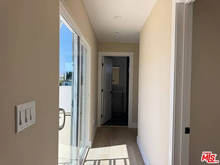 19104 Victory Blvd #19104 — Photo 8