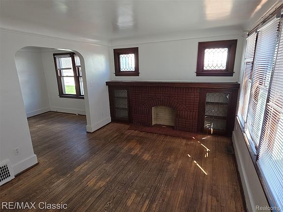 3rd image of 15307 Biltmore St