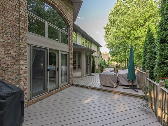 Large deck for your entertaining !