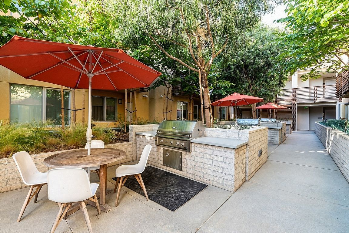 Runway Playa Vista Grill Stations