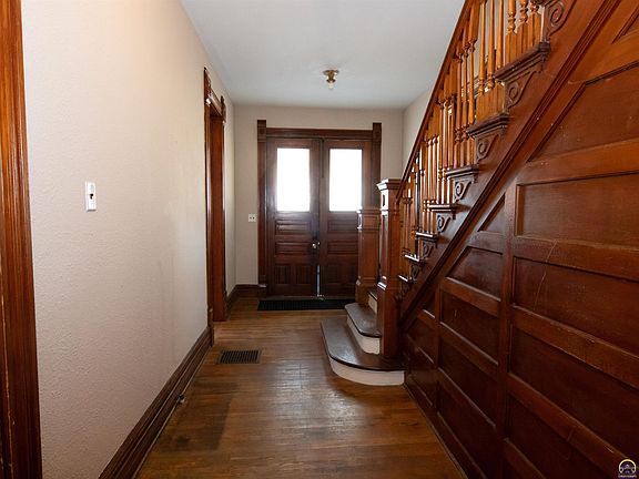 5th image of 526 S Commercial St