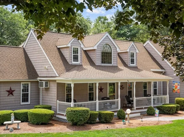 26 Crestview Dr, Uxbridge, MA 01569