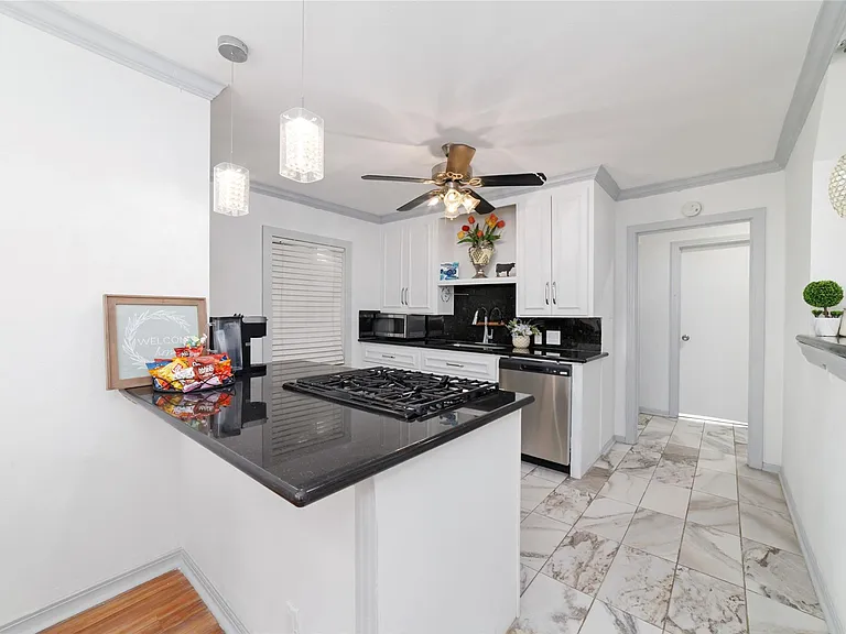 1604 W Alabama St — Photo 8