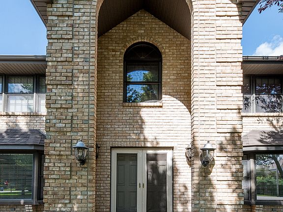 3rd image of 255 Barrington Ln