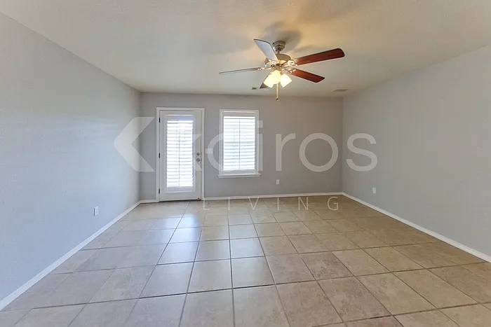 4 bed, 2.0 bath, 2488 sqft, $2,495 — Photo 4