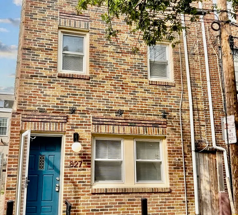 827 League St