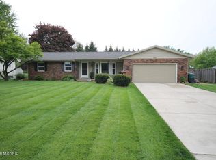 7811 Ridgewood Dr, Jenison, MI 49428