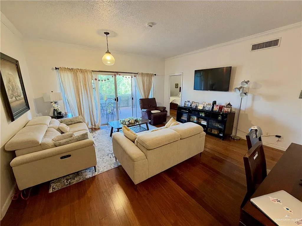 3 bed, 2.0 bath, 1607 sqft, $2,600 — Photo 3