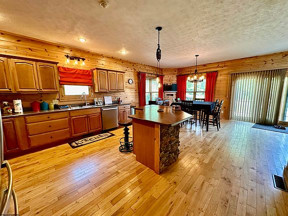 4th image of 674 Lakeview Dr