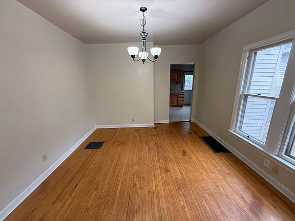 4th image of 107 4th Ave SE