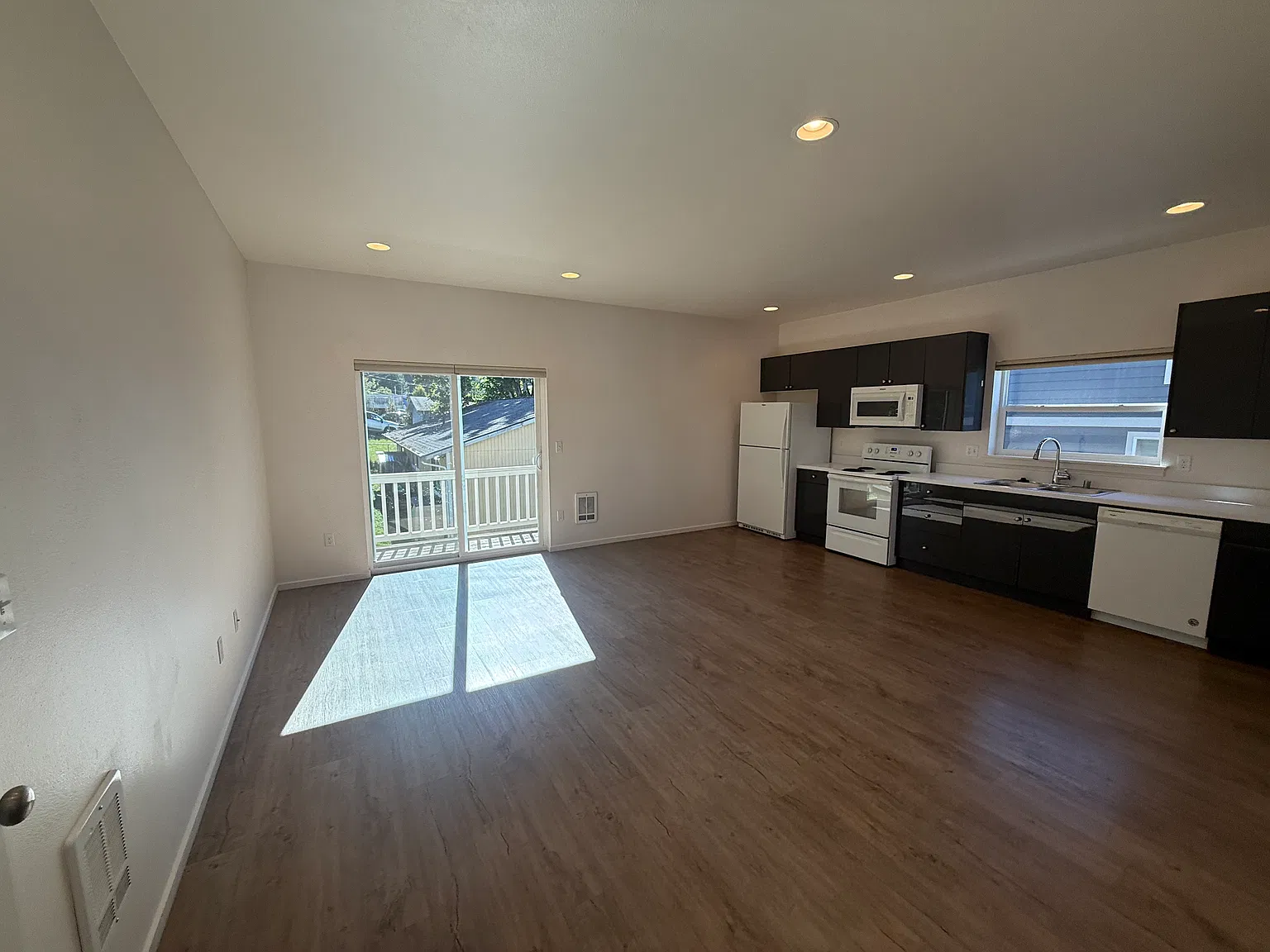 2 bed, 1.5 bath, 1056 sqft, $2,100 — Photo 4