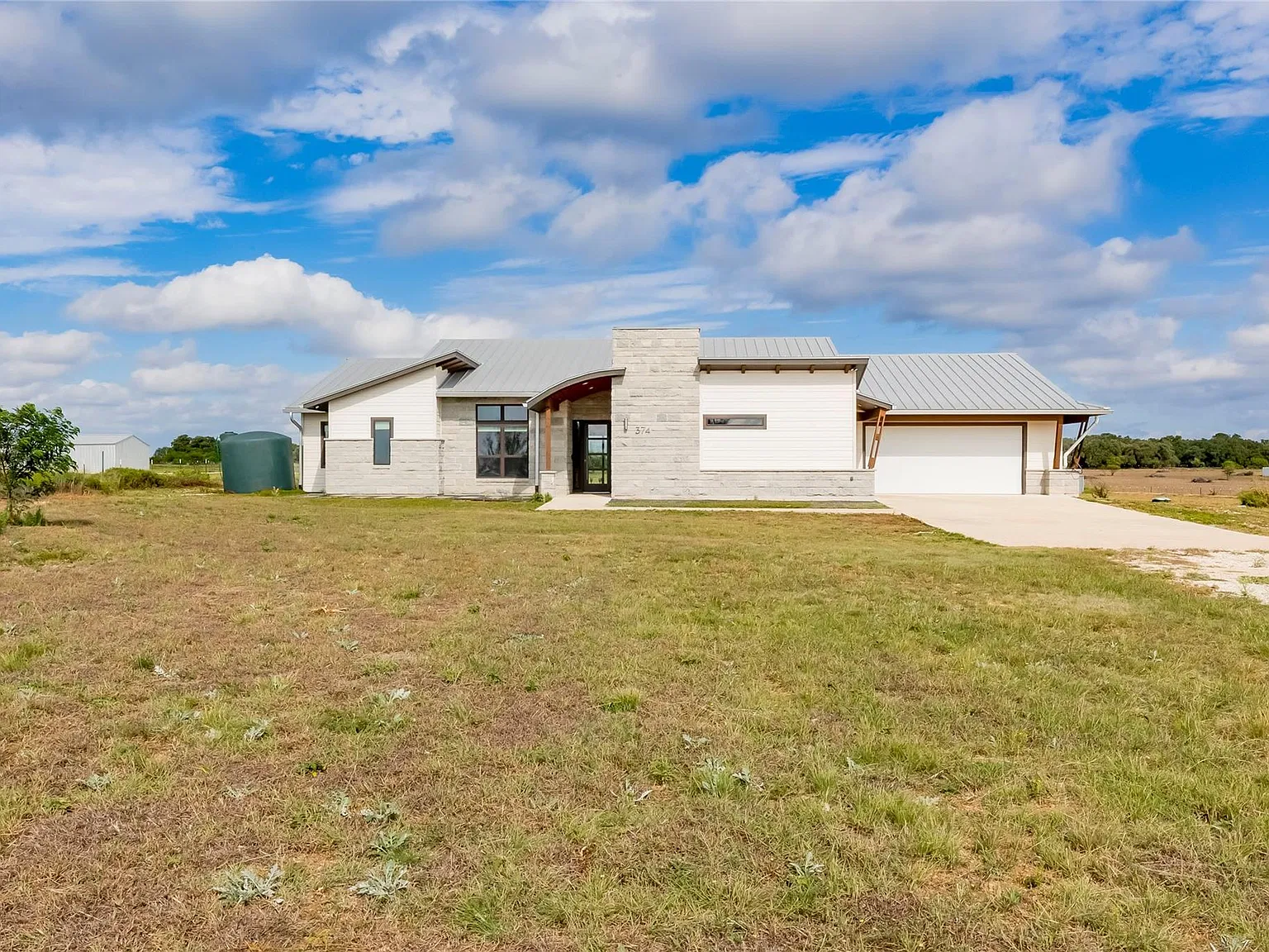 3 bed, 4.0 bath, 2852 sqft, $4,995 — Photo 1