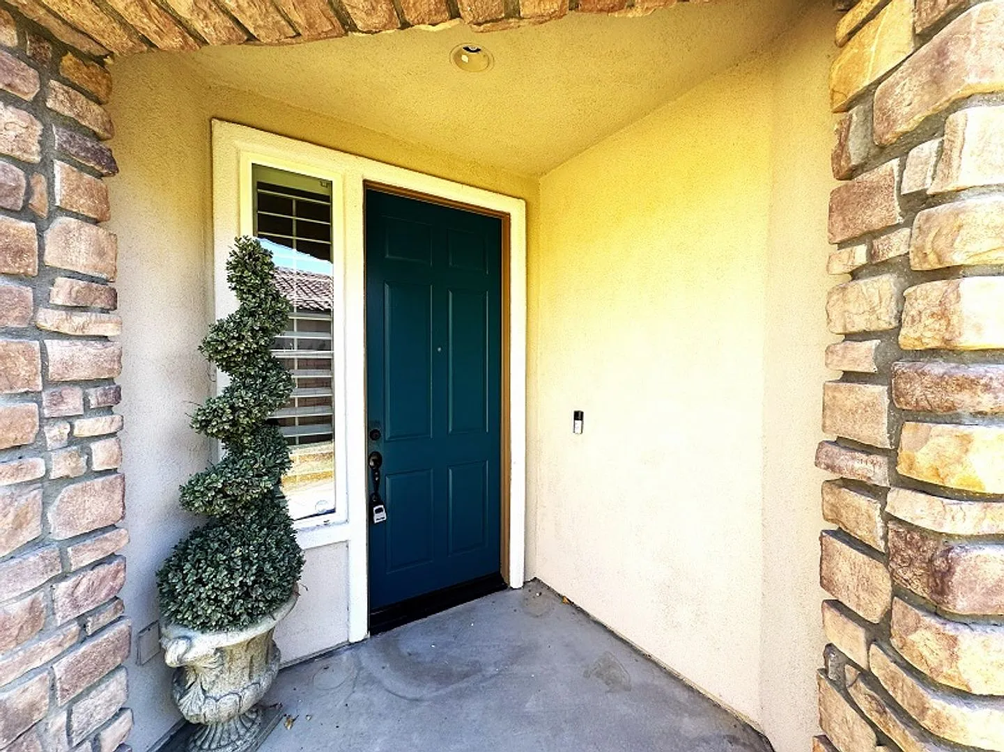 Beautiful Single story house Indian Palms Country Club. Gated Community with Tons of upgrades — Photo 2