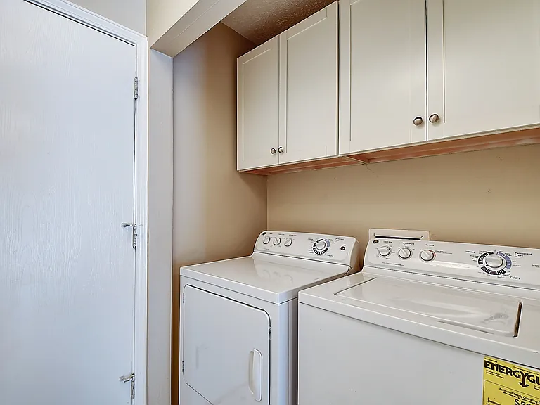 311 E Saint Clair St — Photo 13