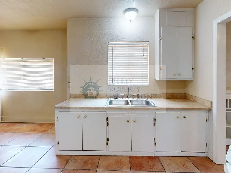 1114 Virginia Ave — Photo 6