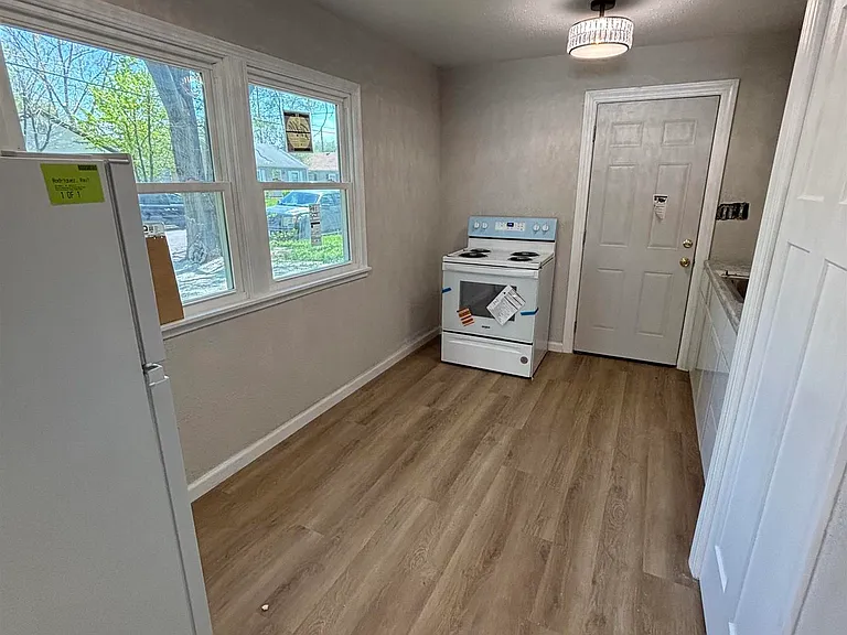 1703 N Valley Ave — Photo 64
