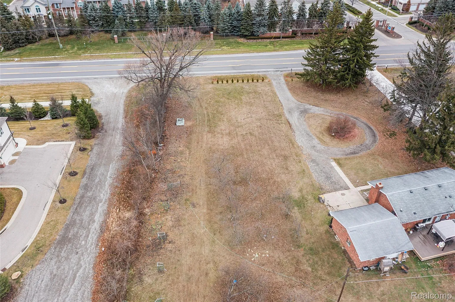 2041 W Maple Rd photo 1