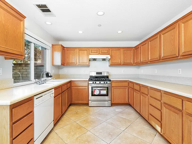 8049 Jamestown Cir — Photo 12