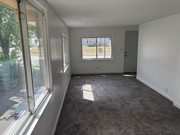 351 Maryland Ave E — Photo 3