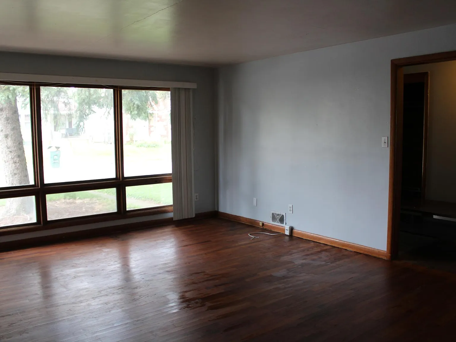 5 bed, 1234 sqft, $2,100 — Photo 2