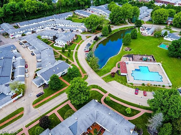3rd image of 9 Meadowlawn Dr Unit 24