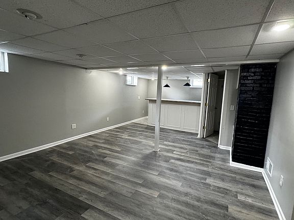 finished basement family room w/built in bar