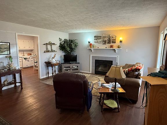 3rd image of 762 Spring Valley Rd