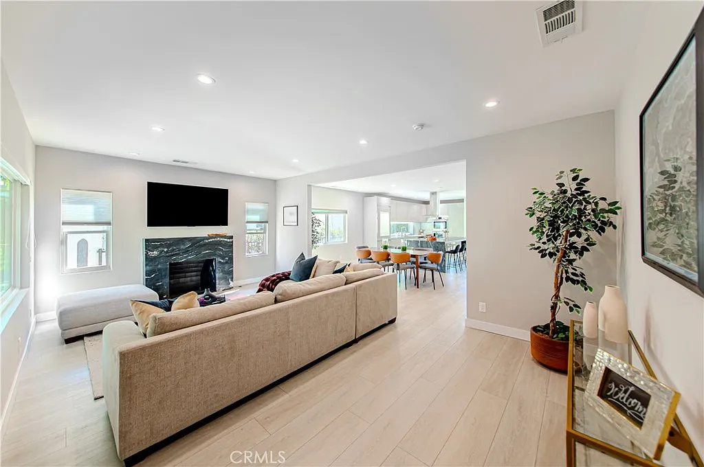 4 bed, 3802 sqft, $15,500 — Photo 1