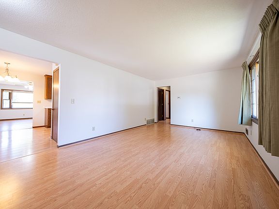 4th image of 14865 Damask Ave