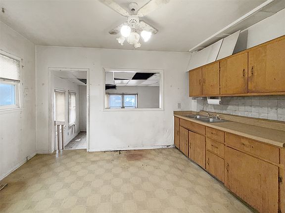 4th image of 4012 Amherst St