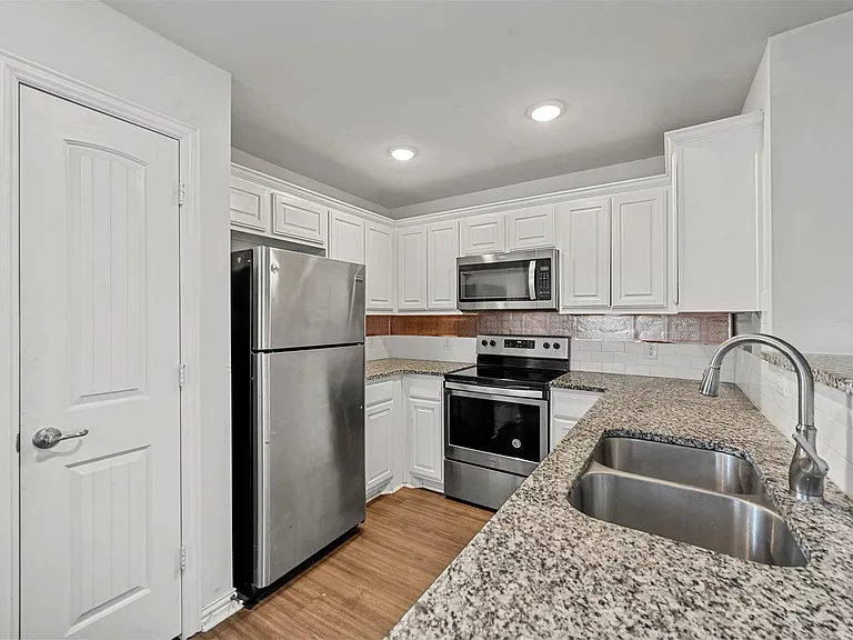 727 W Johnson St #A — Photo 4