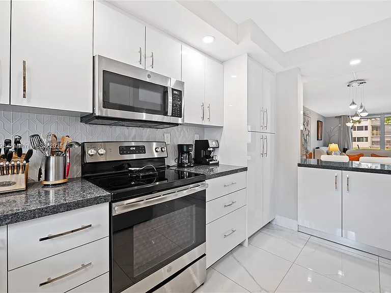 711 S Hollybrook Dr #109 — Photo 7