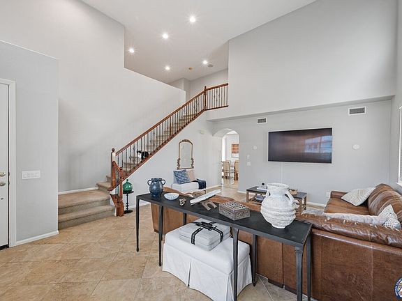4th image of 815 Willard Ave