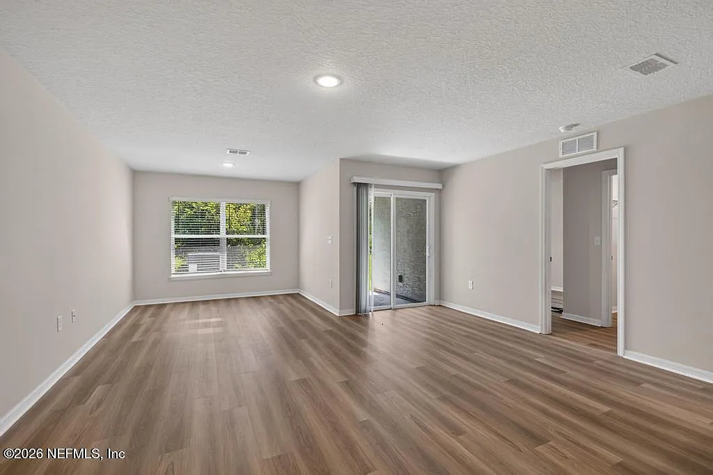 3 bed, 2.0 bath, 1287 sqft, $1,625 — Photo 3