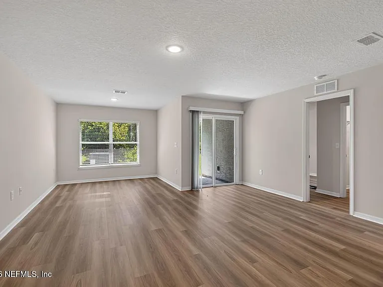 129 Wellwood Ln #B — Photo 3