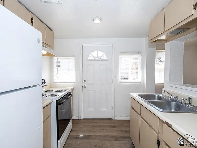 236 S 3rd Ave — Photo 1