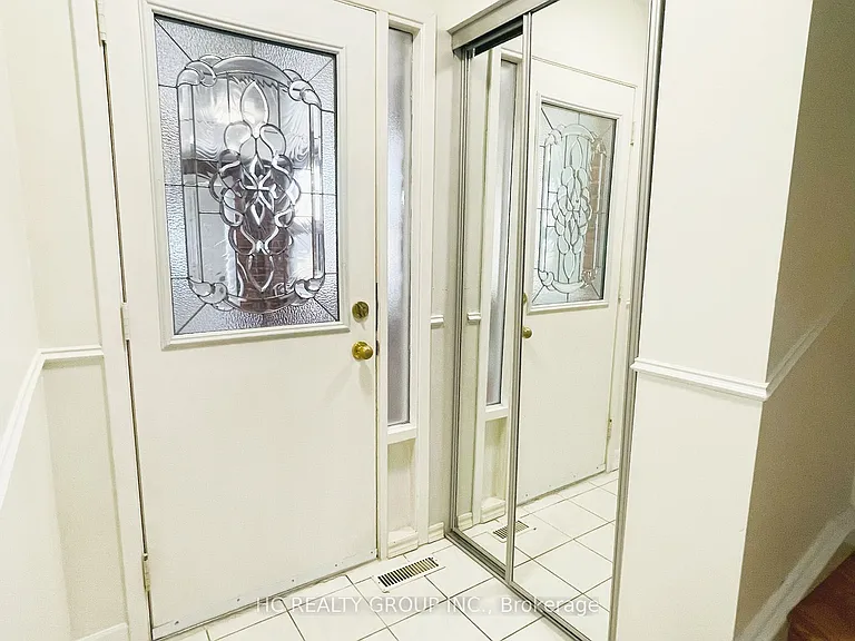 37 Page Cres — Photo 4