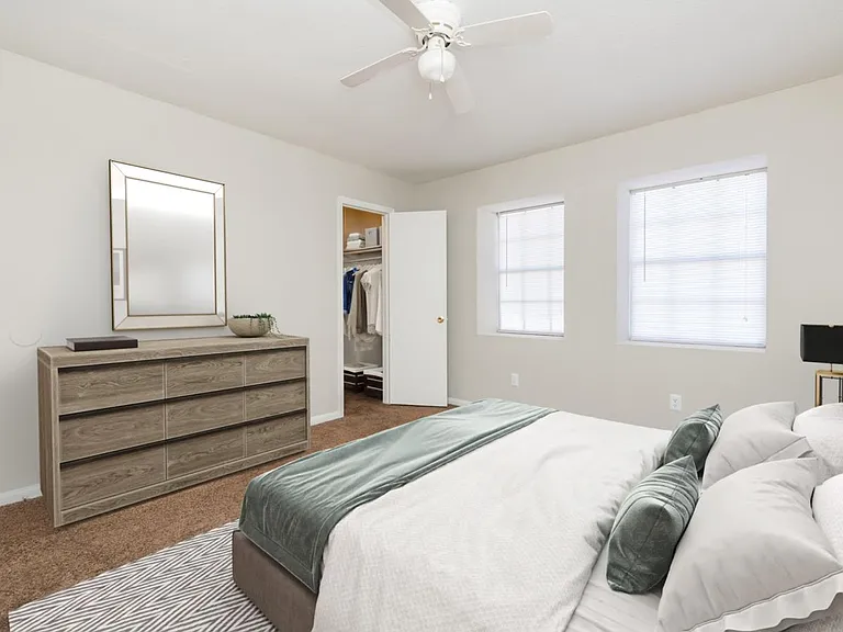 Country Club Apartments — Photo 10
