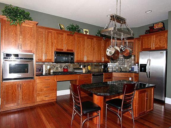 Granite counters, SS, H/W fl